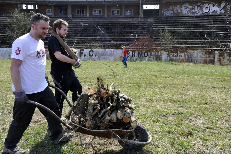 Na vzkříšení stadionu Za Lužánkami pracovali dobrovolníci