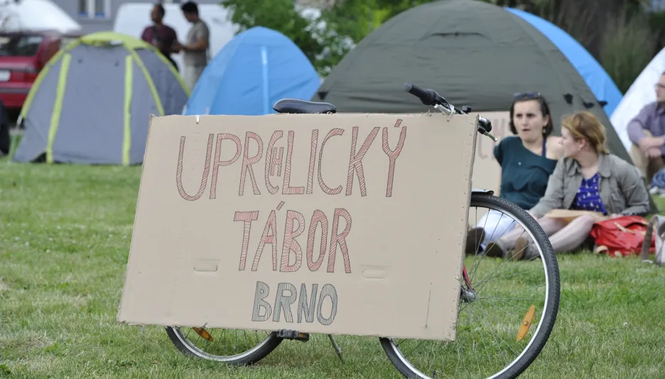 Demonstranti podporující uprchlíky vytvořili v Brně 