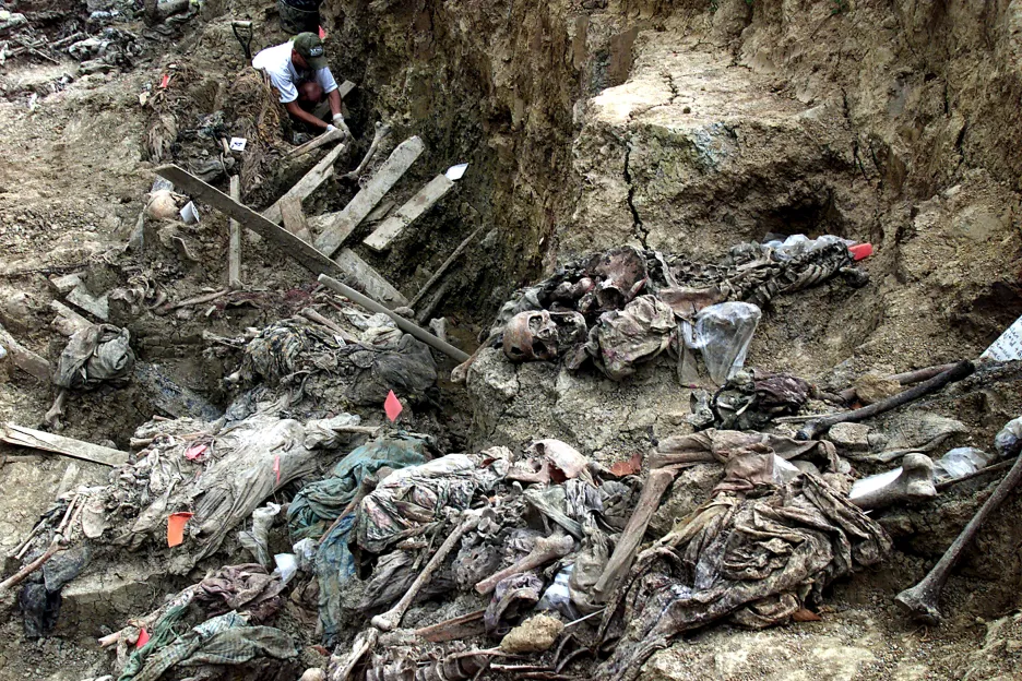 Bosenskosrbské ozbrojené síly v červenci 1995 povraždily až osm tisíc muslimských (dnes bosňáckých) chlapců a mužů.