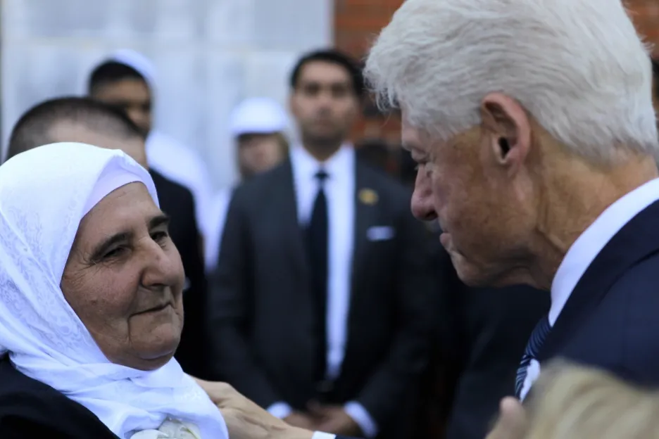 Munira Subašićová a Bill Clinton při pietě za oběti srebrenické tragédie