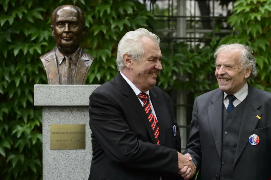 Prezident Miloš Zeman a předseda Jazzové sekce Karel Srp u busty Francoise Mitterranda