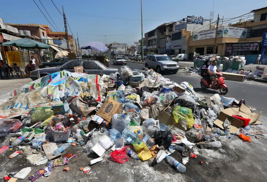 Hromady odpadků v ulicích Bejrútu
