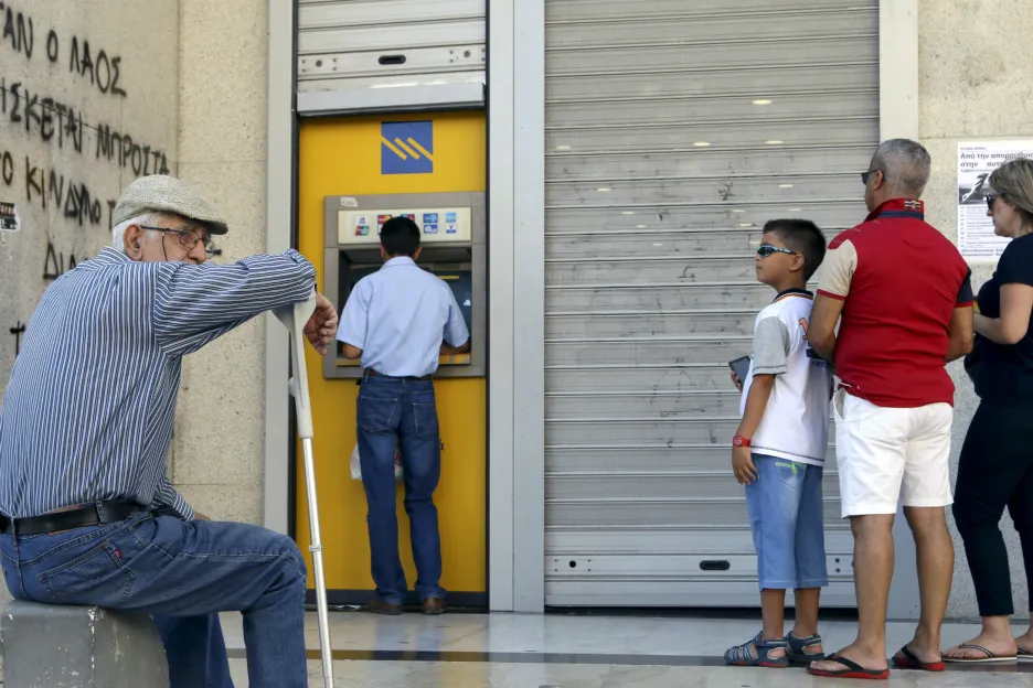 Před řeckými bankomaty se tvoří fronty