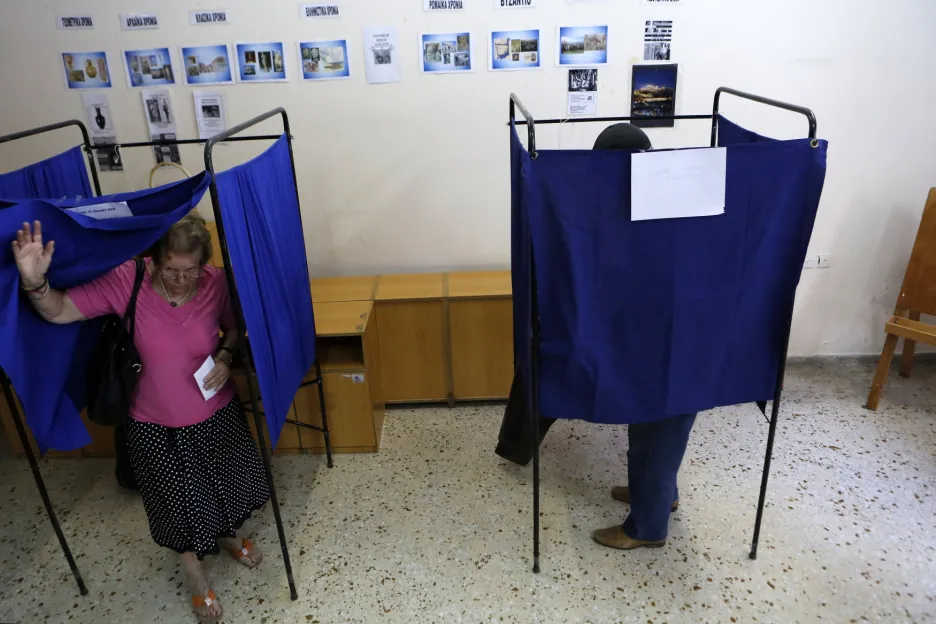 Řekové hlasují v referendu, které může rozhodnout o budoucnosti země