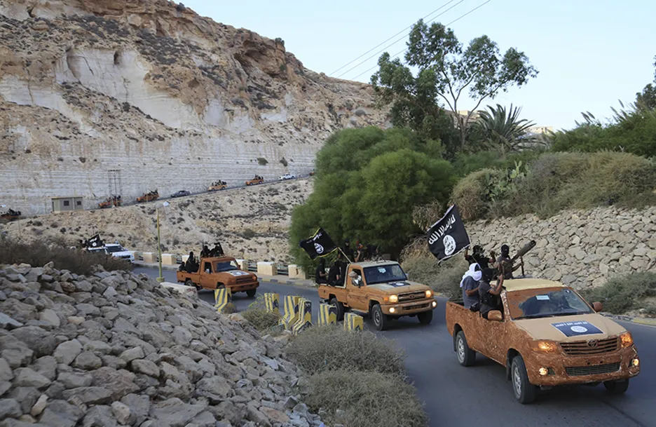 Konvoj islamistů poblíž libyjského města Darná 