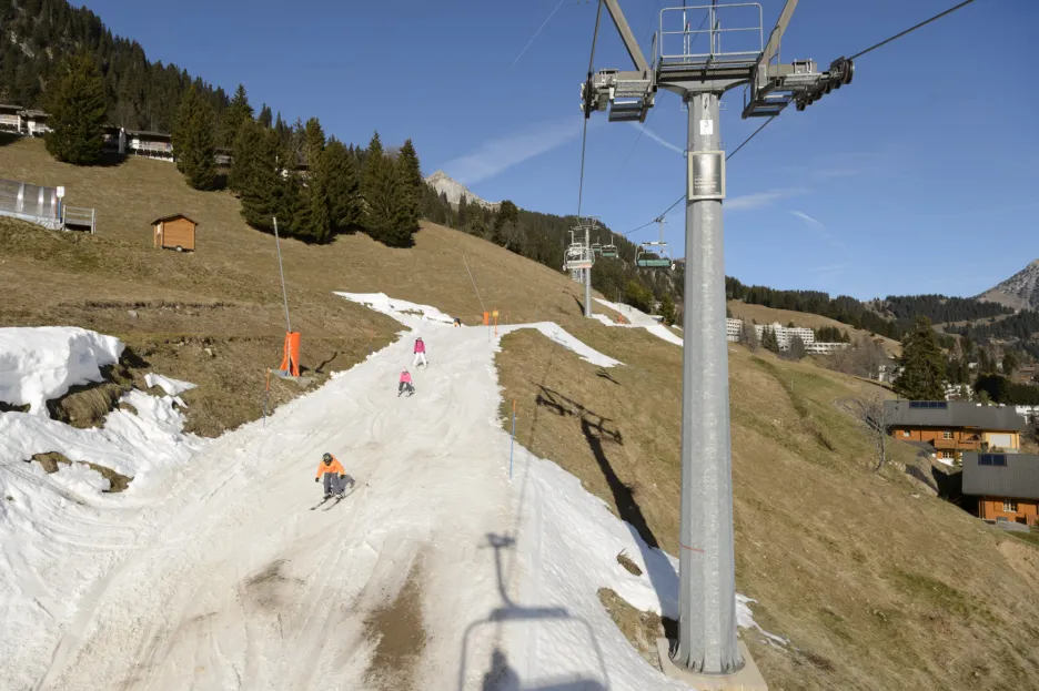 Vánoční lyžovačka na umělém sněhu ve švýcarském středisku Leysin