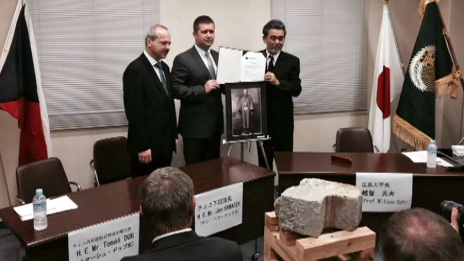 Česká parlamentní delegace převzala v Hirošimě část fasády tzv. atomového dómu