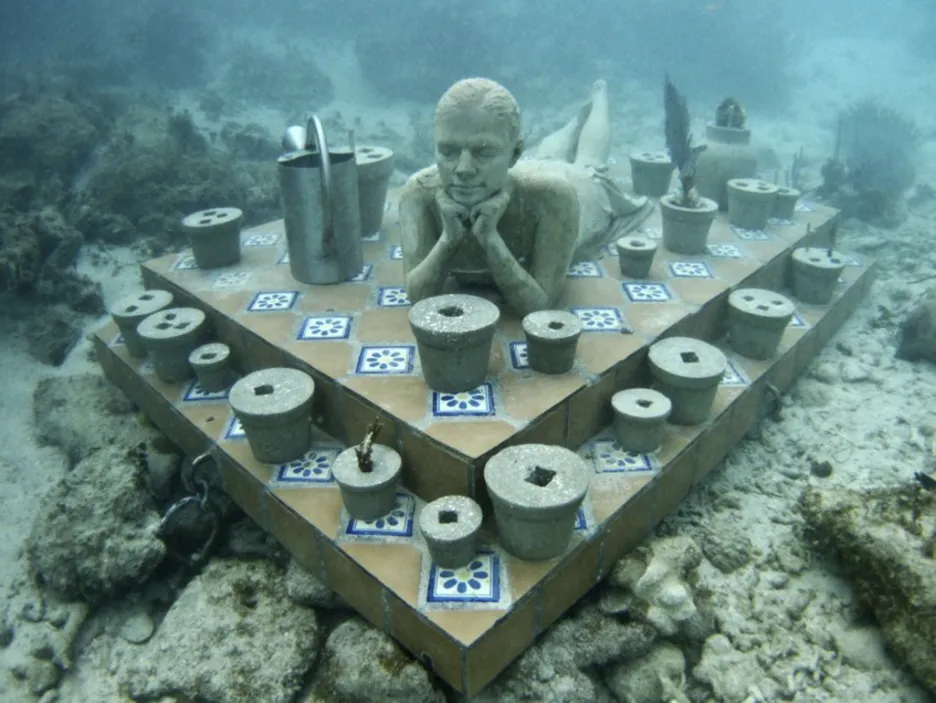 Podmořský sochař vystavuje na dně oceánu