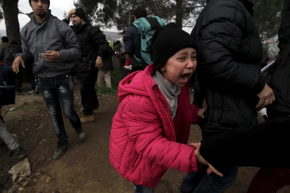 Běženci na makedonsko-řecké hranici se pokusili prolomit plot. Policie použila slzný plyn
