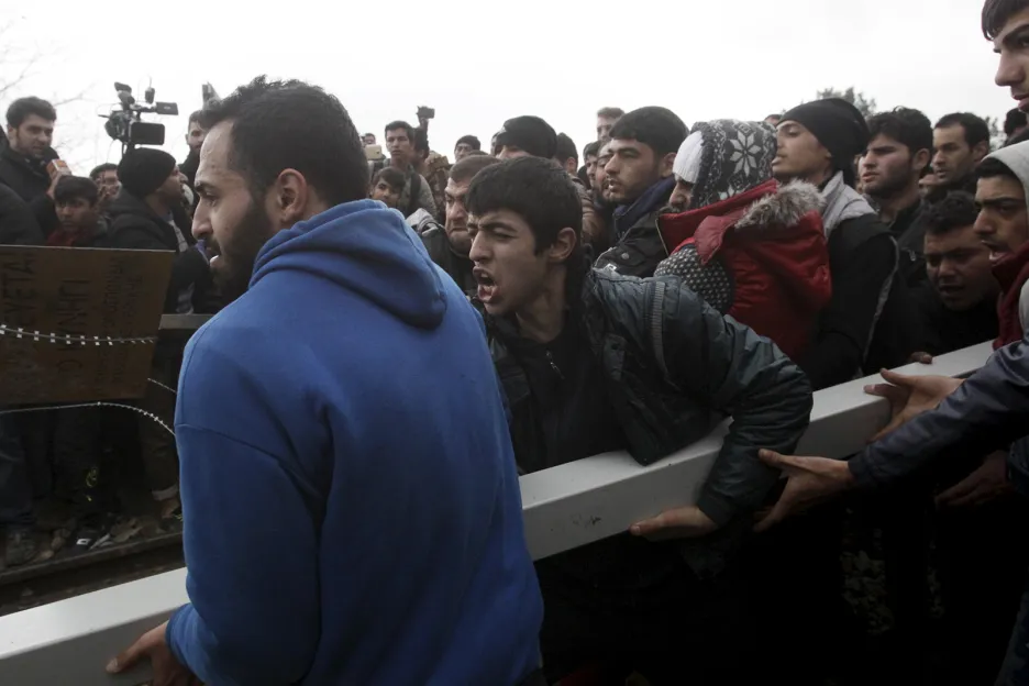 Běženci na makedonsko-řecké hranici se pokusili prolomit plot. Policie použila slzný plyn