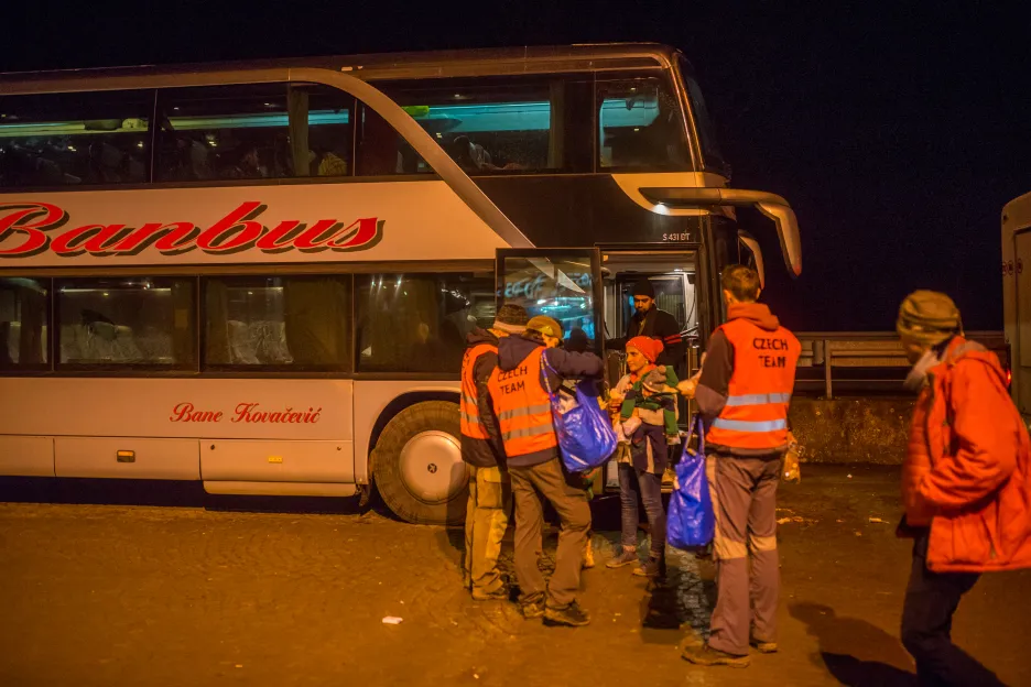 Dobrovolníci pomáhají uprchlíkům z zahraničí už půl roku