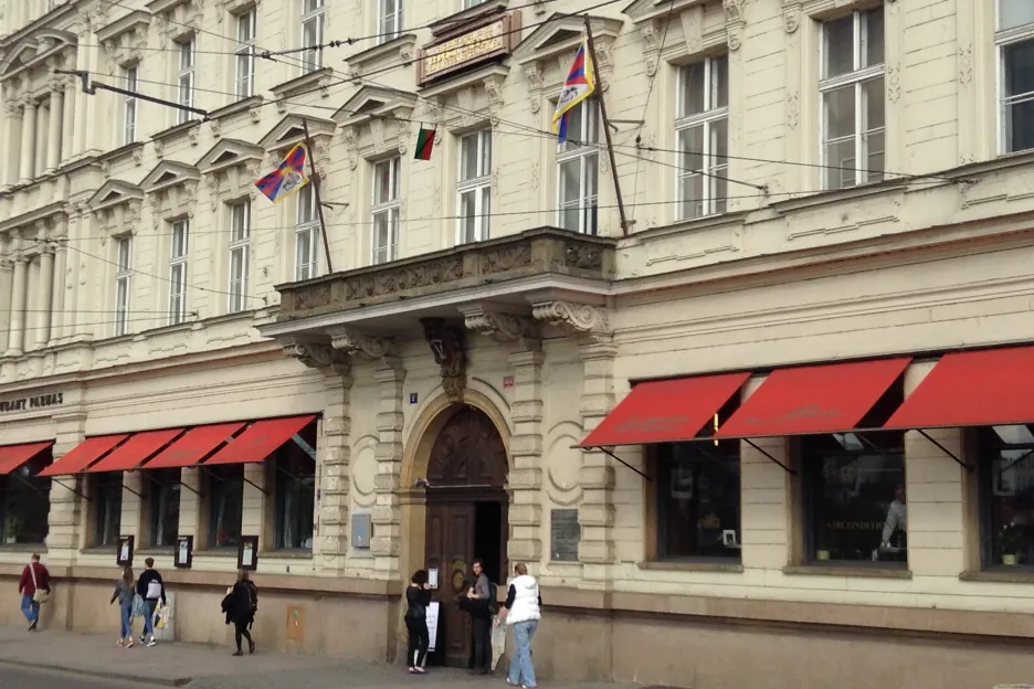 Tibetské vlajky na budově FAMU během návštěvy čínského prezidenta v Praze