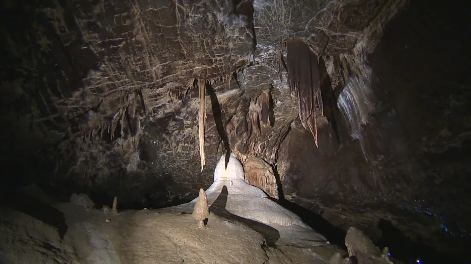 Stékající dešťová voda ničí krápníky v Amatérské jeskyni