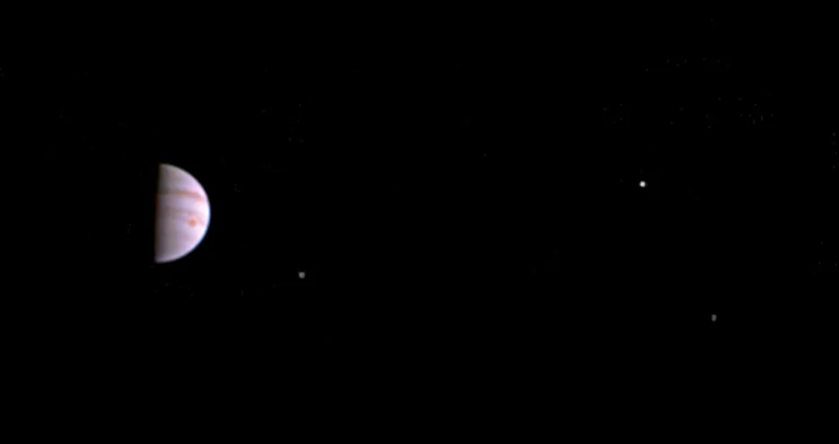 Snímek Jupitera a jeho tří měsíců