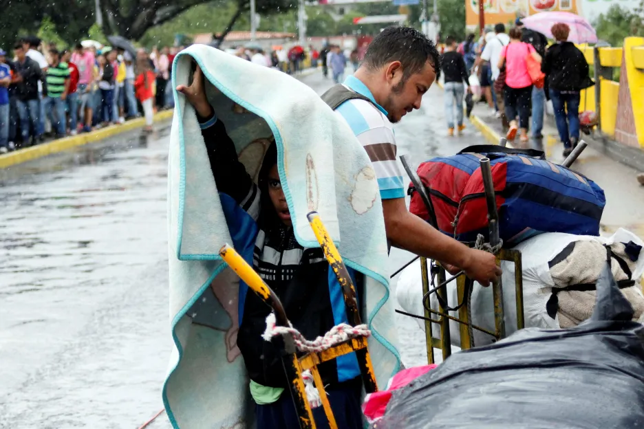 Hladoví Venezuelané vyrazili do Kolumbie na nákup