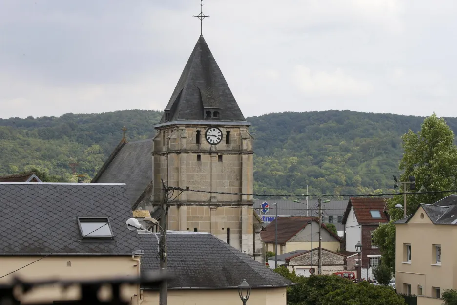 Věž kostela v Saint-Étienne du Rouvray 
