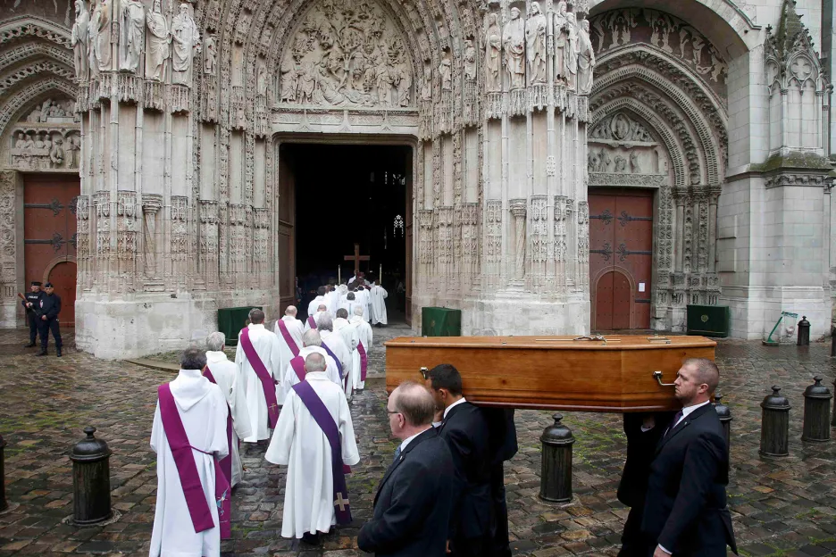 Pohřeb kněze Jacquesa Hamela