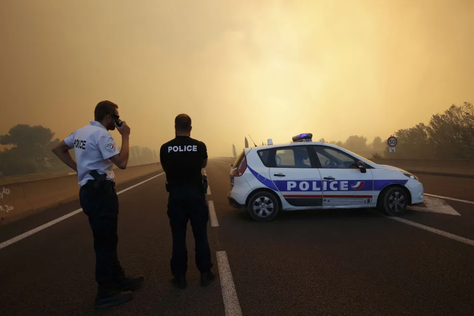 Ničivý požár se blíží k Marseille