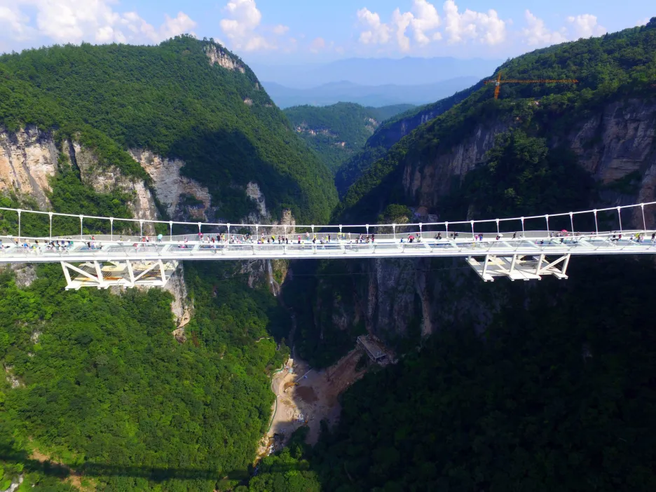 Skleněný most v čínské provincii Chu-nan 