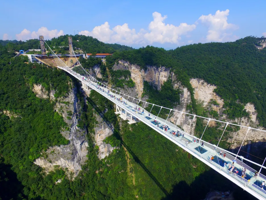 Skleněný most v čínské provincii Chu-nan 