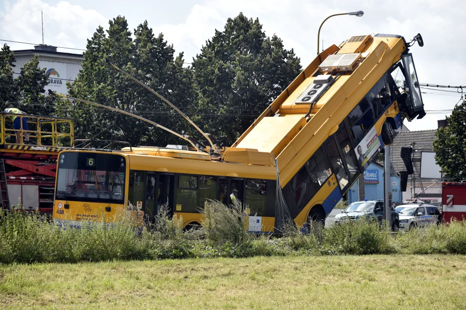 Trolejbus najel na sloup trakčního vedení a vyjel po něm nahoru