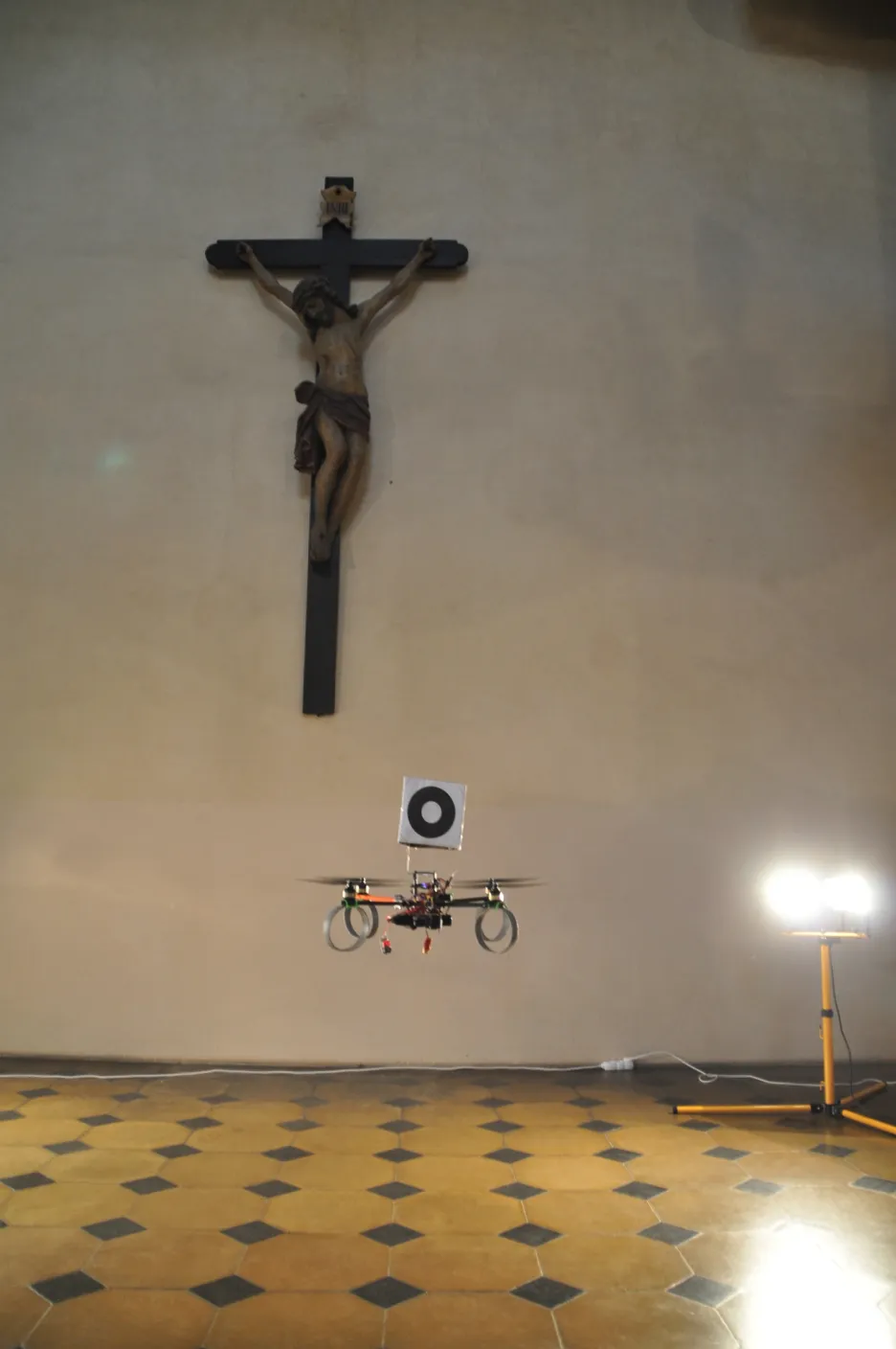 Droni v Kostele sv. Mikuláše 