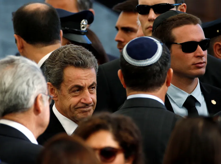Smuteční hosté na Peresově pohřbu