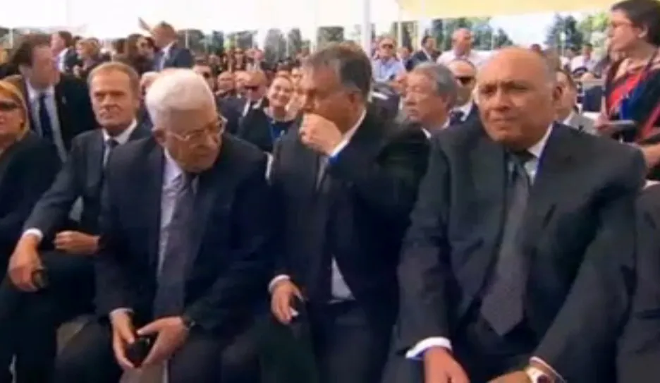 Smuteční hosté na Peresově pohřbu