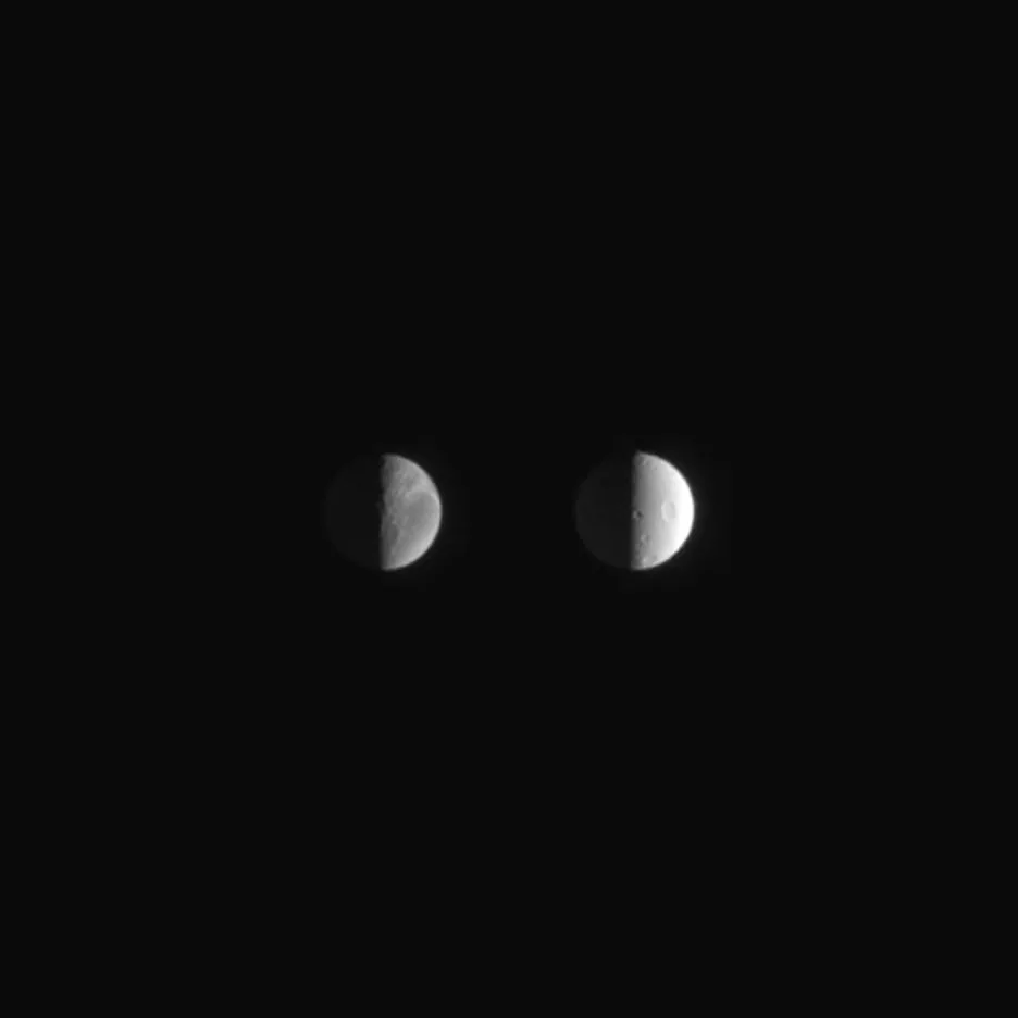 Saturnův měsíc Dione