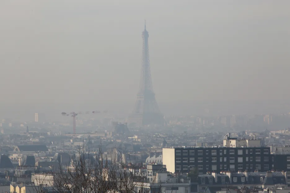 Paříž pod příkrovem smogu