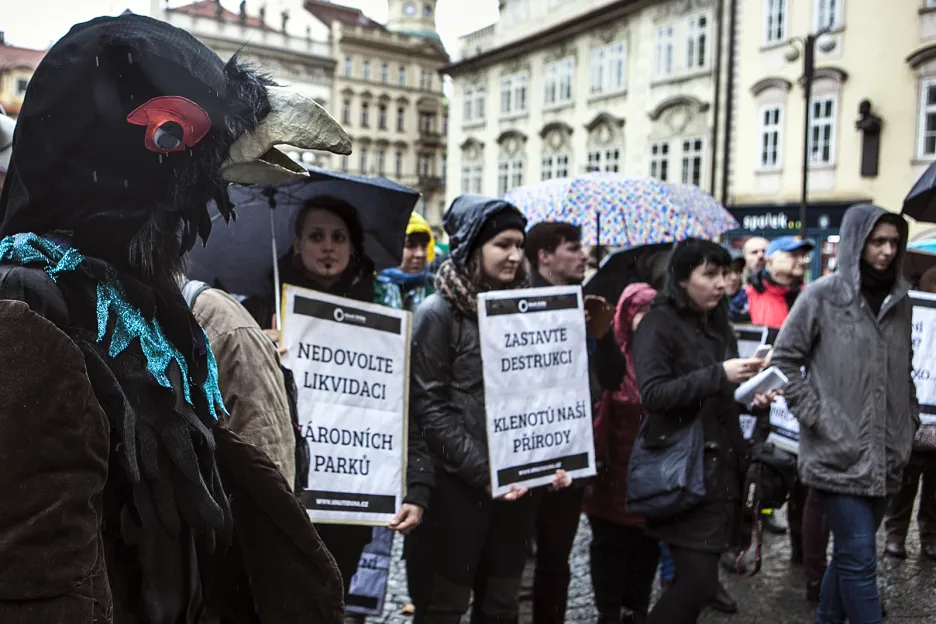 Demonstrace za záchranu národních parků na Malostranském náměstí