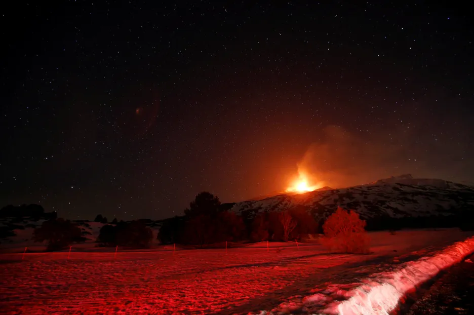 Nejmohutnější evropská sopka opět září do noci