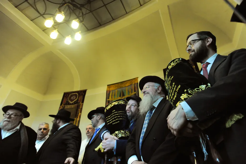 Nový svitek tóry byl dokončen ve velkém sále Židovské radnice v Praze na Josefově