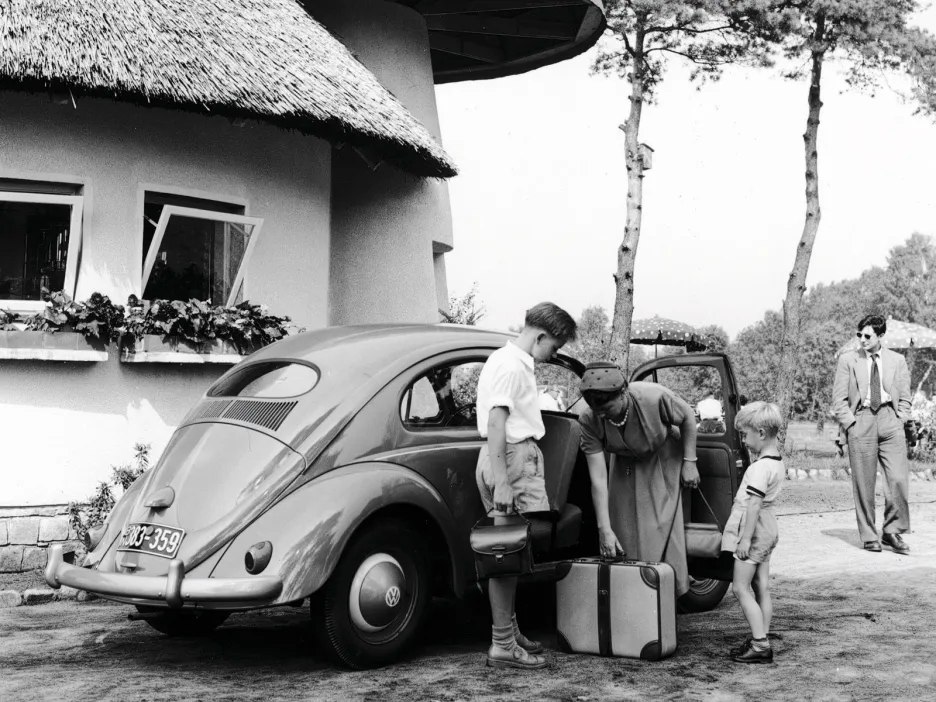 Prototyp prvního osobního vozu automobilky Volkswagen byl na světě už v roce 1932. Volkswagen Typ 1 (později známý jako Brouk) vyvíjel od roku 1931 Ferdinand Porsche a německý výrobce motocyklů Zündapp jako  „Auto für Jedermann“ - auto pro každého.