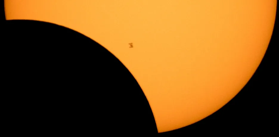 Mezinárodní vesmírná stanice před kotoučem Slunce