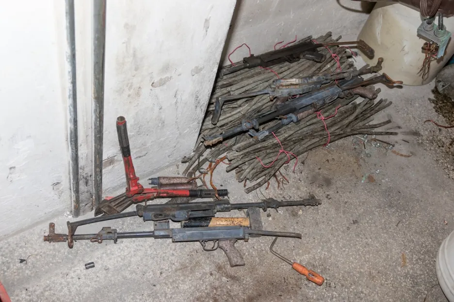 Zbraně a výbušniny nalezené při domovních prohlídkách
