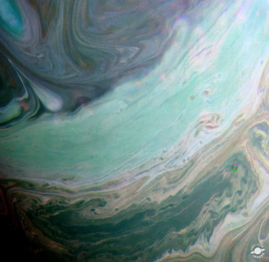 Saturn ve falešných barvách