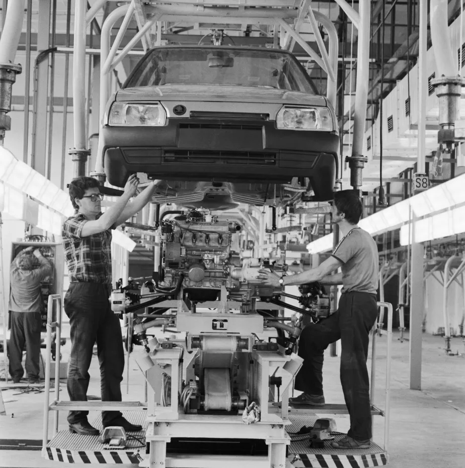 Dobový text*** Ve vrchlabské továrně AZNP Mladá Boleslav zahájili výrobu nového vozu Škoda Favorit 781.