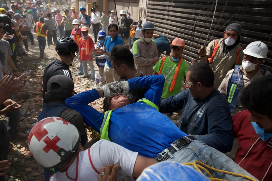 Mexiko se vypořádává s následky úterního zemětřesení, které si vyžádalo stovky obětí na životech.