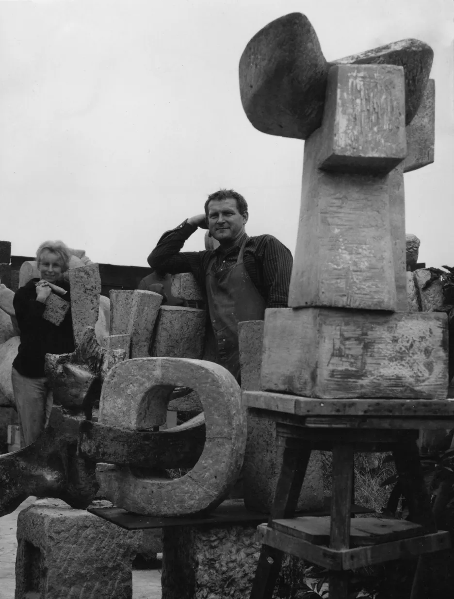 Eva Kmentová a Olbram Zoubek na dvorku ateliéru na Židovských Pecích (1963)