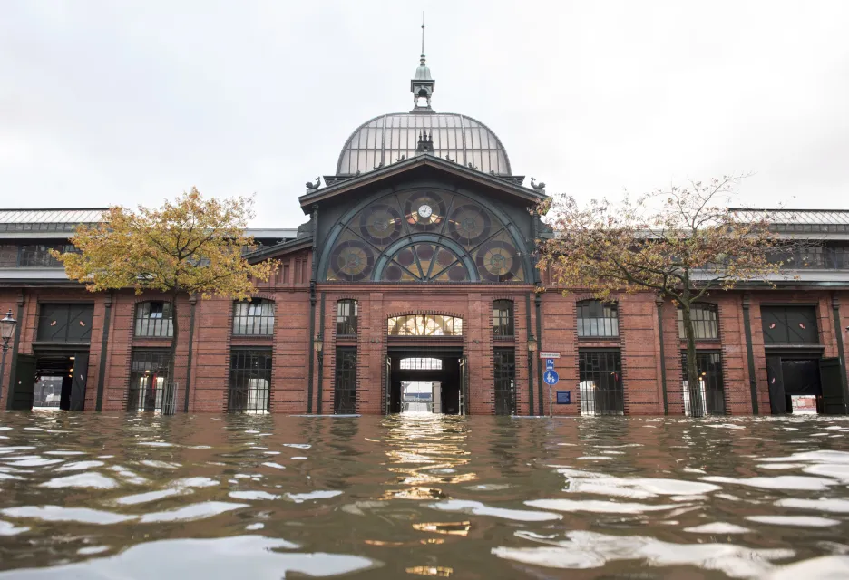 Zaplavené náměstí před hamburským rybím trhem