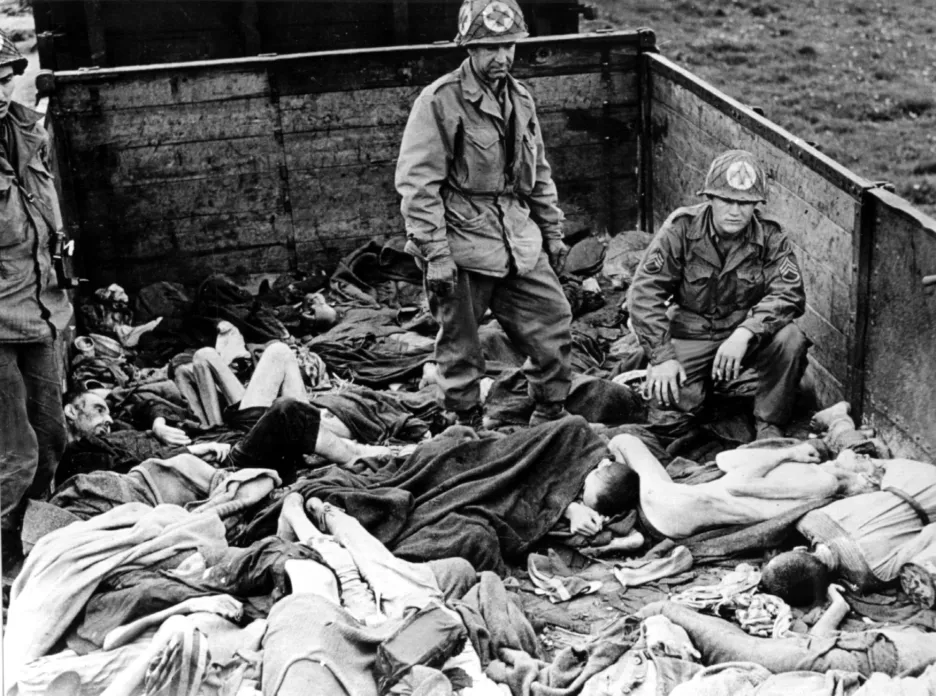 Osvobození Dachau americkou armádou na jaře 1945