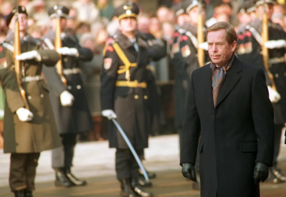 Před 25 lety se Václav Havel stal prvním českým prezidentem. Na inauguraci  přijely hlavy sousedních států — ČT24 — Česká televize