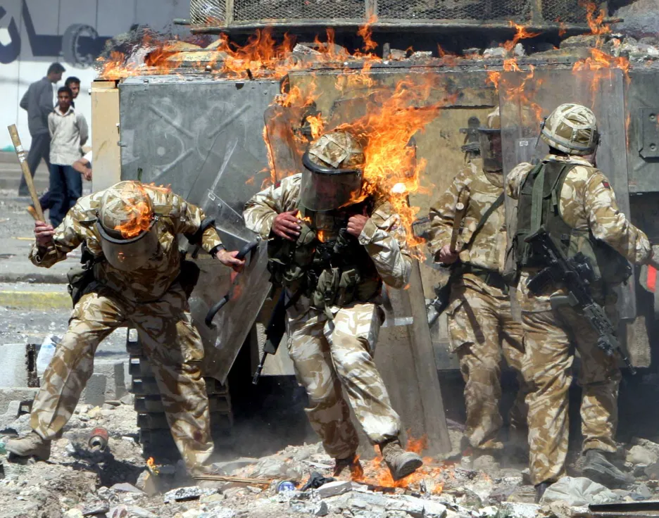 Invaze amerických a britských vojsk do Iráku v roce 2003