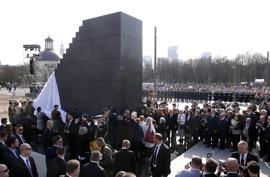 Účastníci ceremonie odhalení památníku smolenské tragédie na Pilsudského náměstí ve Varšavě.