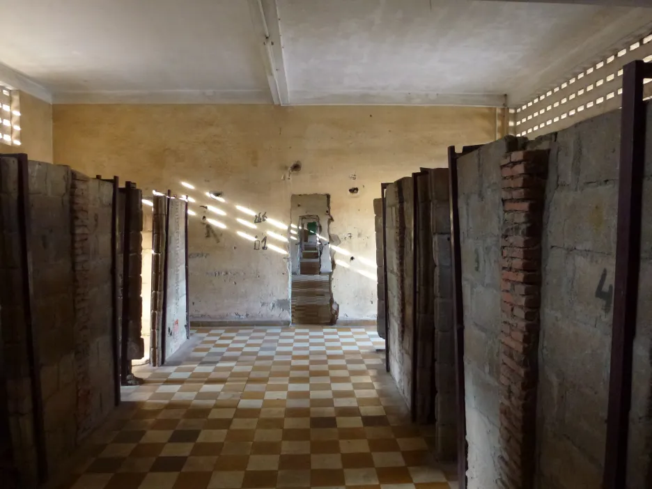 Miniaturní kobky pro vězně, asi 2 krát 1 metr, vybudované v bývalých učebnách