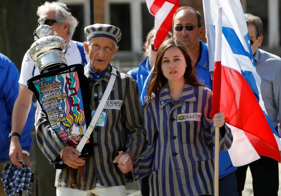 Areálem koncentračního tábor v Osvětimi prošel pochod živých