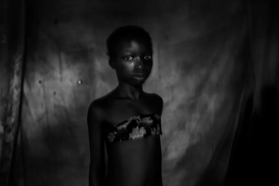 Nominace na vítěznou fotografii World Press Photo 2018. Rohingská krize. Těla rohingských uprchlíků, která byla nalezena ve ztroskotané lodi poblíž města Cox's Bazar na bangladéšské straně hraniční řeky. Ze stovky lidí na palubě přežilo 17