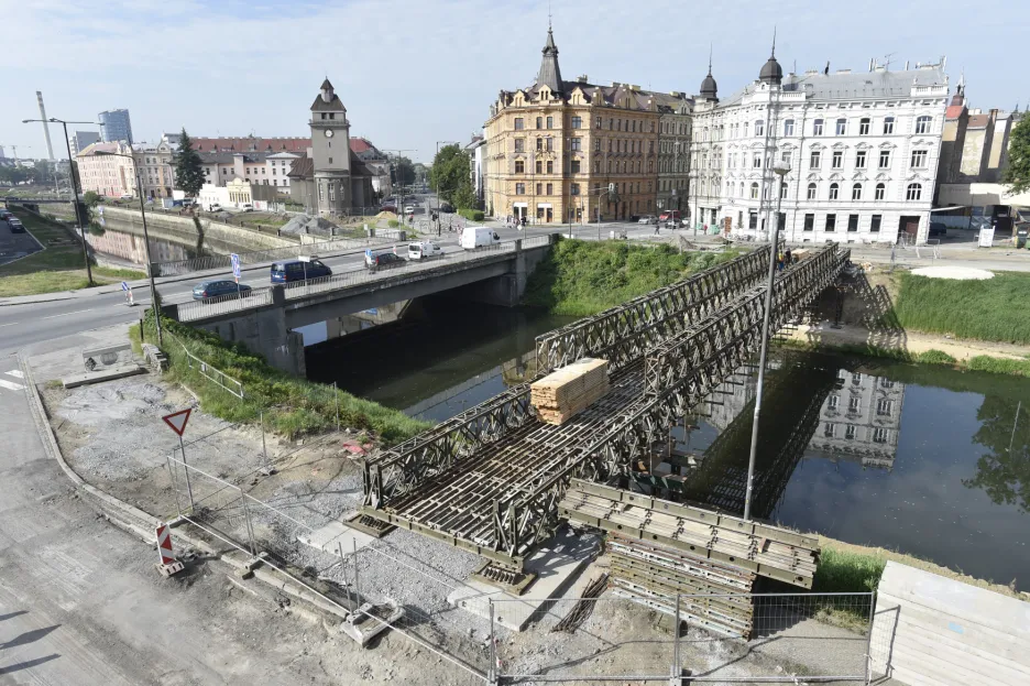 Nová lávka pro pěší vzniká vedle mostu v Komenského ulici