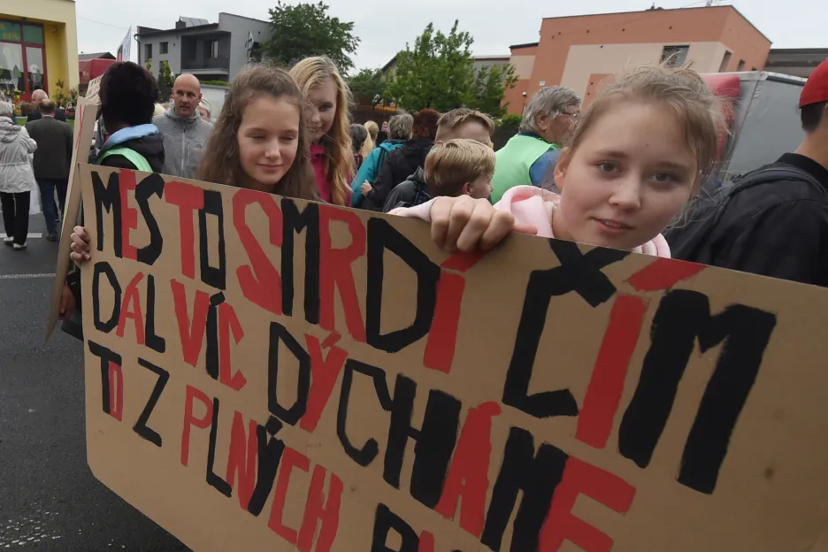 Desítky lidí protestovaly 17. května 2018 v Dolním Benešově